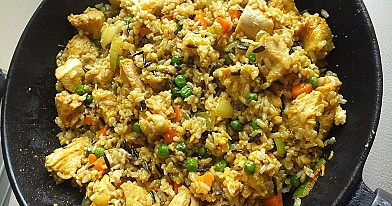 Laukiniai ryžiai su vištiena, daržovėmis ir kiaušiniu