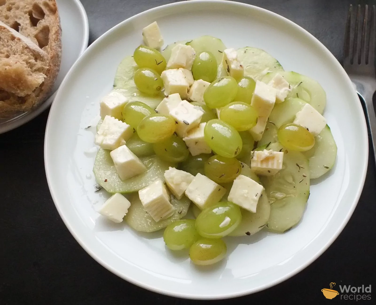 Agurkų ir vynuogių salotos su feta sūriu