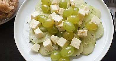 Agurkų ir vynuogių salotos su feta sūriu