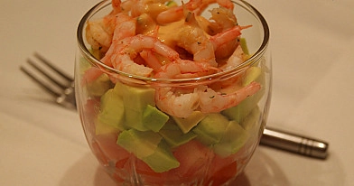 Salotos su krevetėmis, pomidorais, avokadais ir padažu