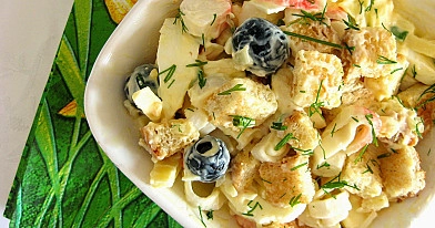 Krabų lazdelių, kiaušinių ir skrebučių mišrainė su alyvuogėmis ir sūriu