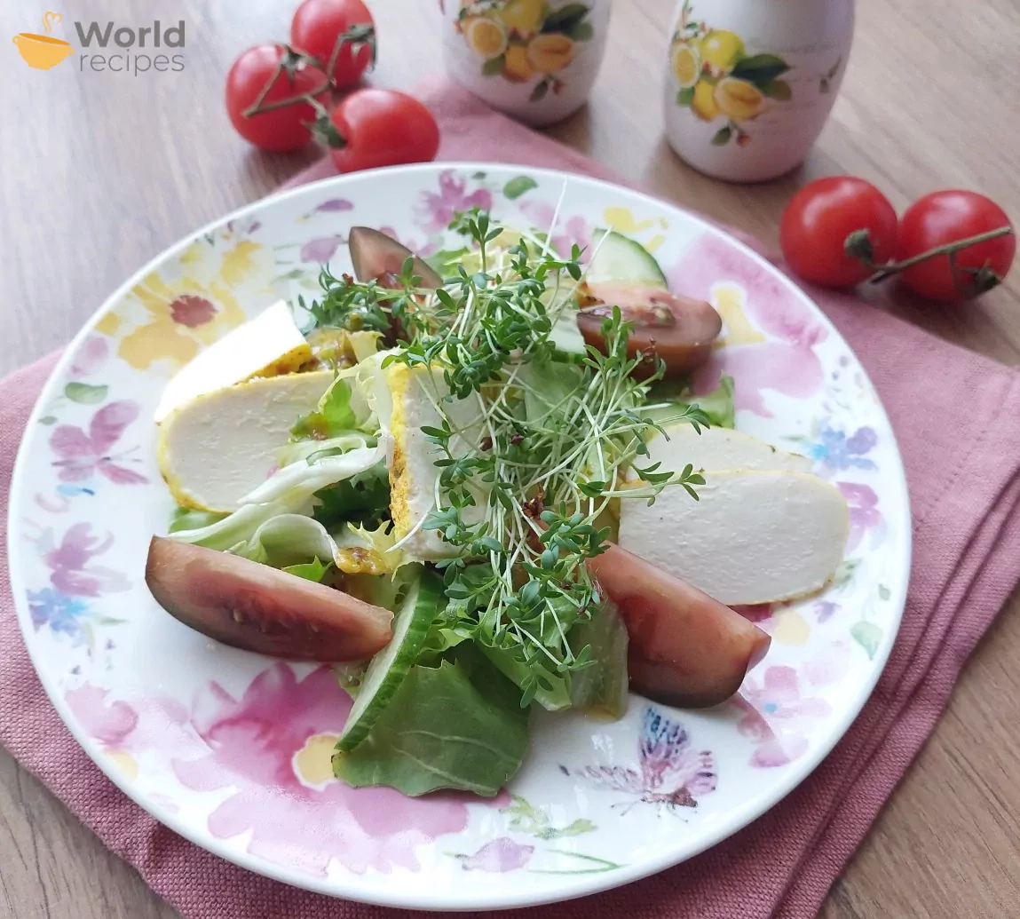 Salotos su keptu varškės sūriu, agurkais ir pomidorais