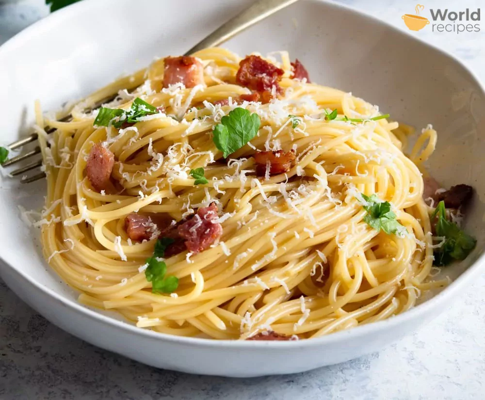 Pasta Carbonara - makaronai su šonine, kiaušinių tryniais ir sūriu