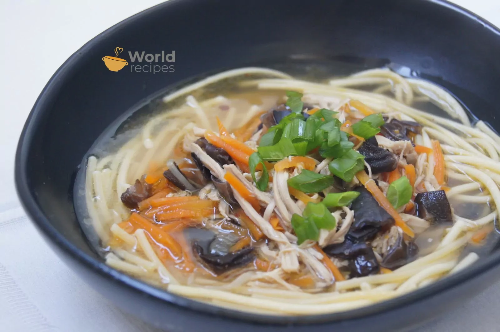 Kinietiška vištienos sriuba su makaronais ir juodaisiais Fungus grybais