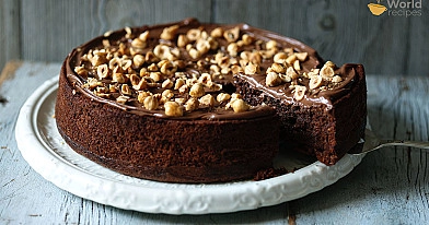 Šokoladinis pyragas su lazdyno riešutais ir šokoladiniu glaistu