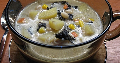 Pieniška pupelių ir džiovintų grybų sriuba su kukurūzais