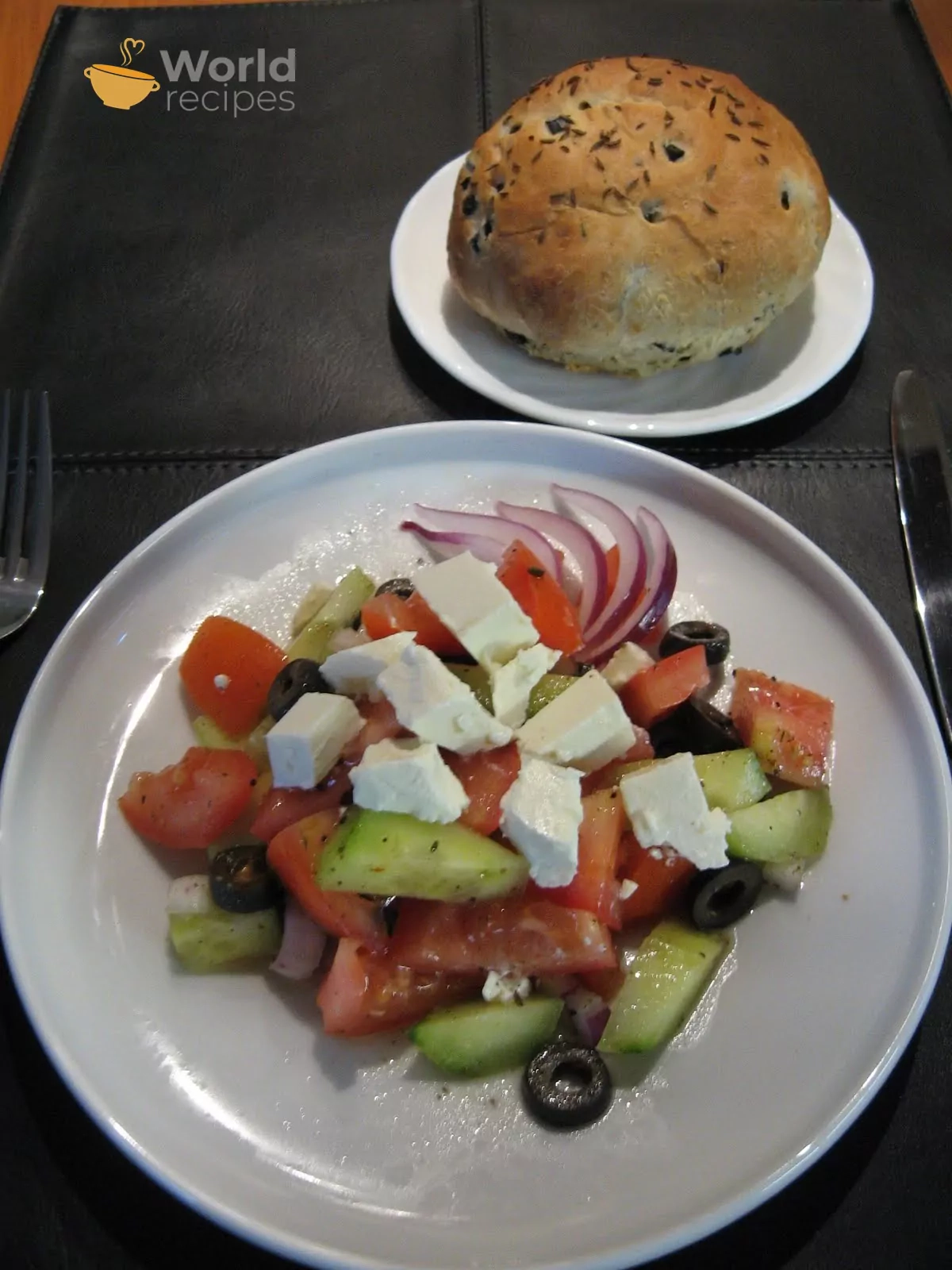 Graikiškos salotos su feta ir alyvuogių bandele