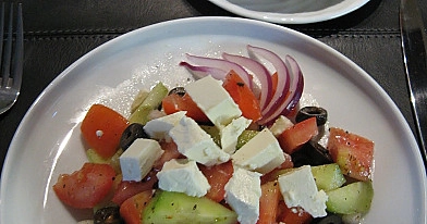 Graikiškos salotos su feta ir alyvuogių bandele