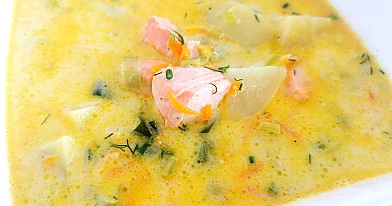 Lašišos sriuba su porais, bulvėmis ir lydytu sūreliu