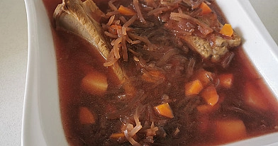 Burokėlių sriuba (lietuviški barščiai) su šonkauliukais ir pupelėmis