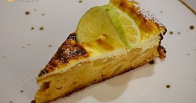 Grietininis kriaušių pyragas su maskarponės sūriu ir laimo rūgštele