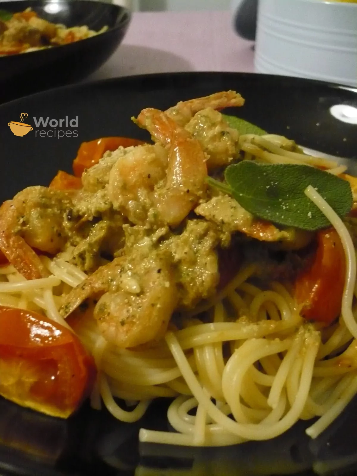 Makaronai (spagečiai) su krevetėmis, pesto padažu ir pomidorais