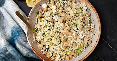 Avinžirnių ir orzo makaronų salotos su saulėje džiovintais pomidorais