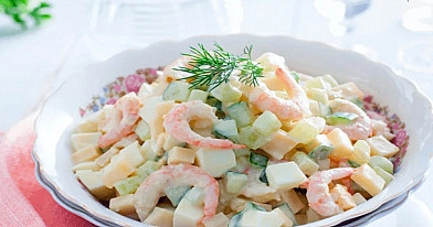 Labai skanios krevečių salotos su sūriu, kiaušiniais ir šviežiais agurkais
