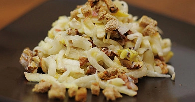 Cikorijų ir obuolių salotos su gorgonzola ir duonos skrebučiais