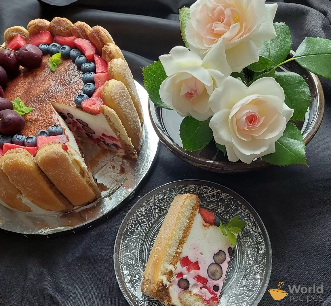 Nekeptas Vasaros tortas su Damų piršteliais, kremu, braškėmis ir šilauogėmis