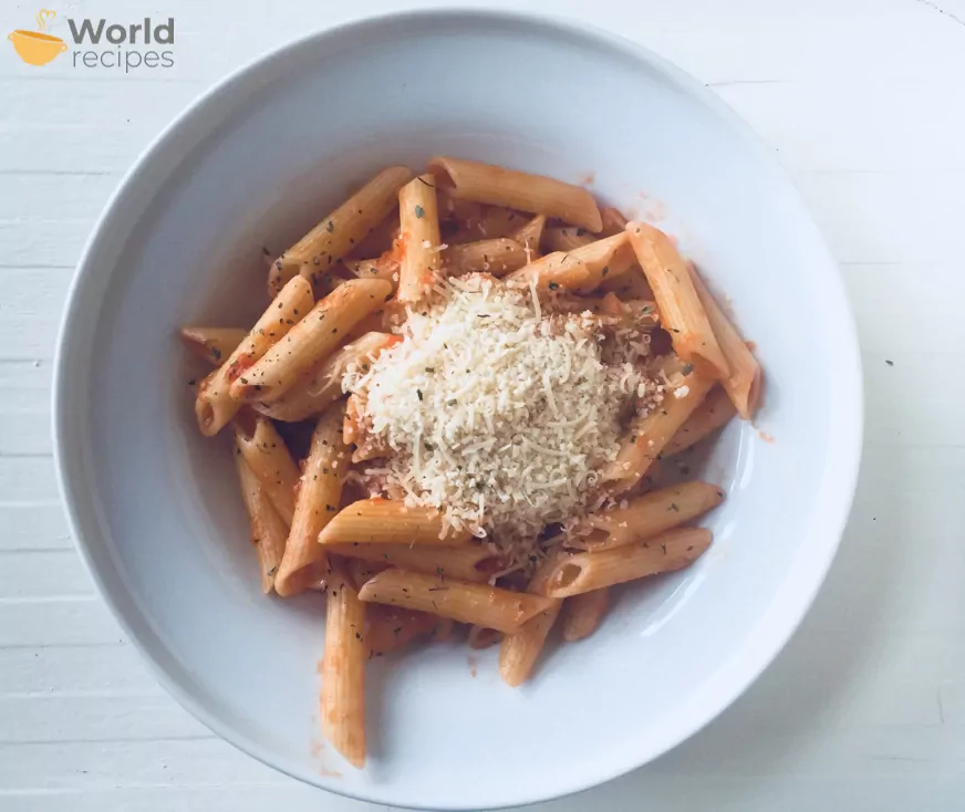 Pasta italiana - makaronai su trintais pomidorais ir parmezano sūriu