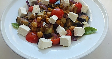 Baklažanų salotos su konservuotais avinžirniais, vyšniniais pomidorais ir feta