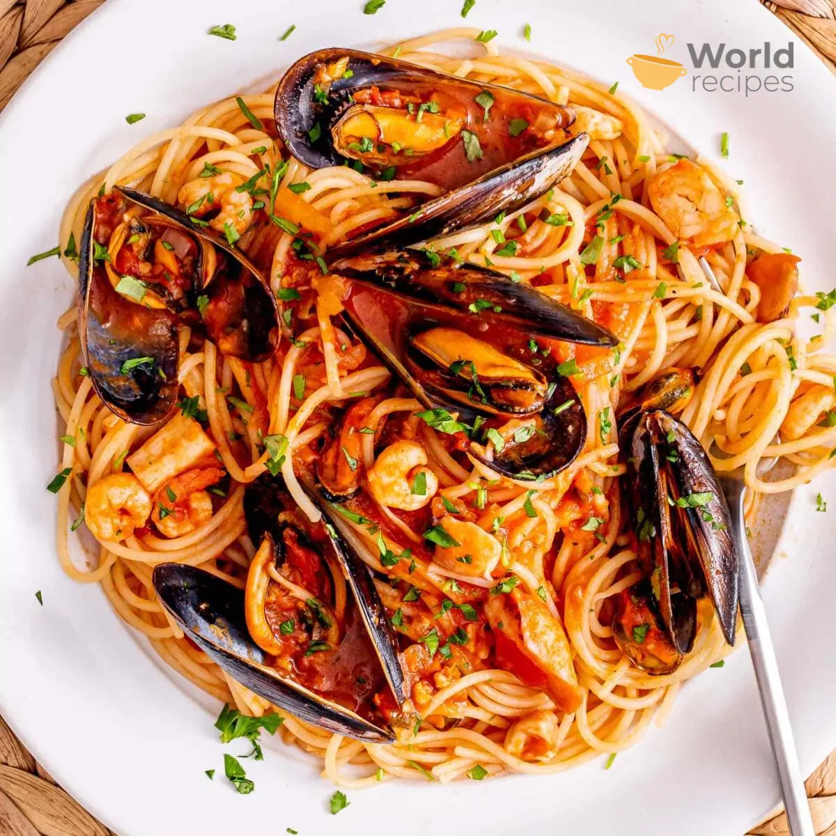 Makaronai - spagečiai su jūros gėrybėmis ir pomidorais