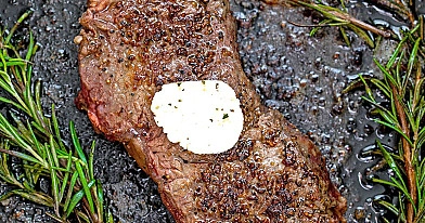Orkaitėje keptas jautienos steikas su rozmarinais