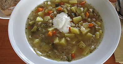 Paprasta ir skani agurkinė sriuba su perlinėmis kruopomis