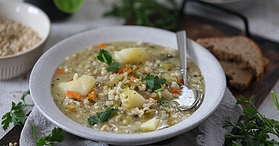 Agurkinė sriuba su perlinėmis kruopomis, bulvėmis ir vištienos skilveliais