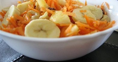 Gaivios morkų salotos su vaisiais ir riešutais