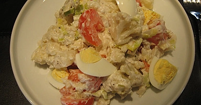 Žiedinių kopūstų salotos su kiaušiniais, porais ir pomidorais