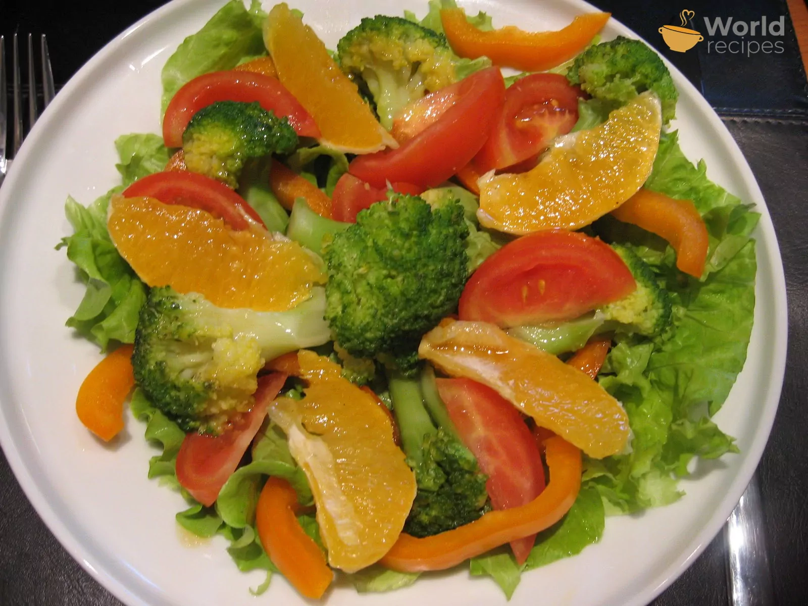 Paprastos salotos su brokoliais, apelsinais, pomidorais ir paprikomis