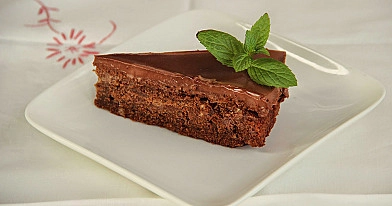Šokoladinis pyragas su migdolais ir grietinėlės-šokolado glaistu