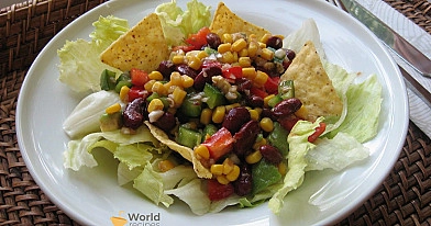 Aštrios meksikietiškos salotos su paprikomis, kukurūzais ir pupelėmis