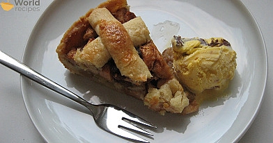 Tradicinis olandiškas obuolių pyragas su razinomis ir cinamonu