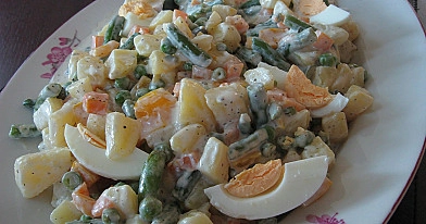 Rusiškos bulvių salotos su šparaginėmis pupelėmis, žirneliais ir majonezu