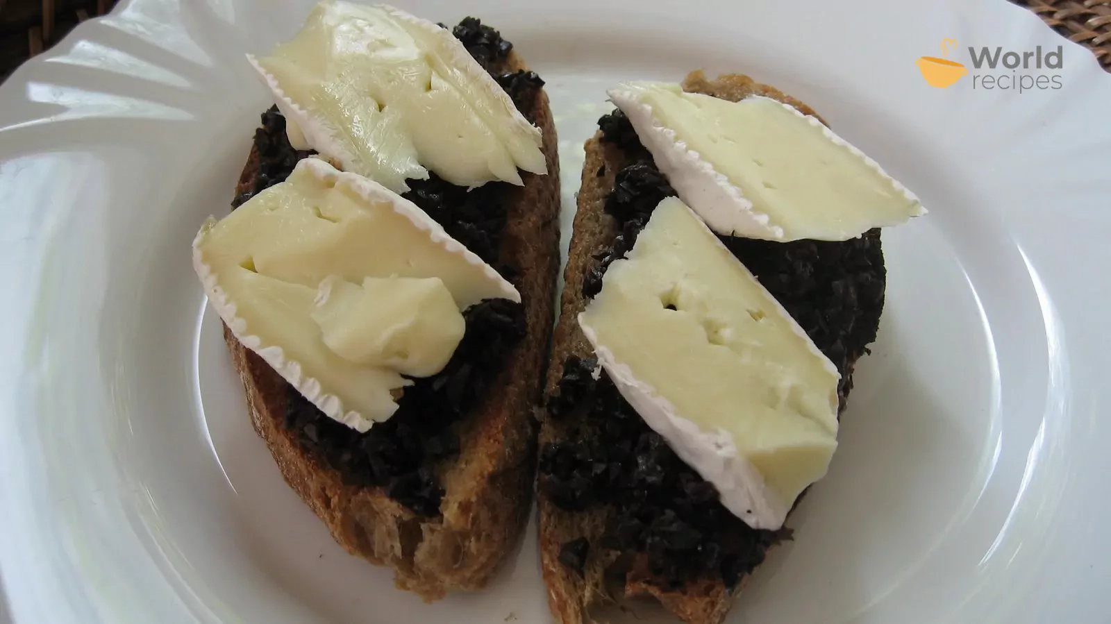 Brusketa - Bruschetta su alyvuogėmis ir Brie sūriu