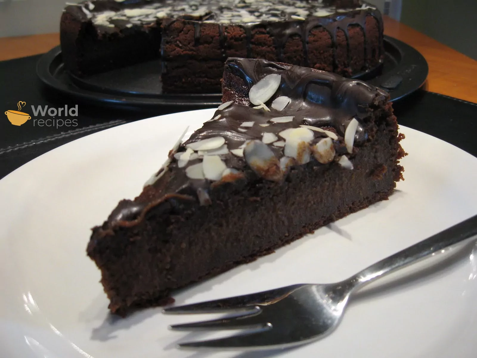 Šokoladinis moliūgų pyragas su glazūra ir kapotais riešutais