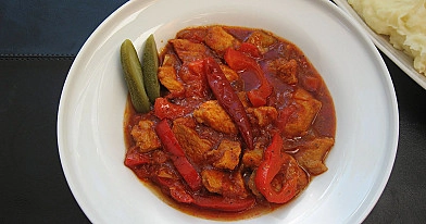 Aštrus vengriškas guliašas iš kiaulienos su paprikomis konservuotais pomidorais
