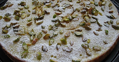 Slyvų pyragas su pistacijomis