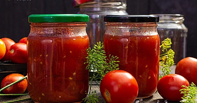 Pasterizuoti pomidorai savo sultyse su druska