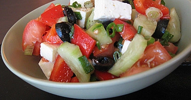 Gaiviosios salotos su pomidorais, agurkais, paprikomis, feta sūriu ir alyvuogėmis