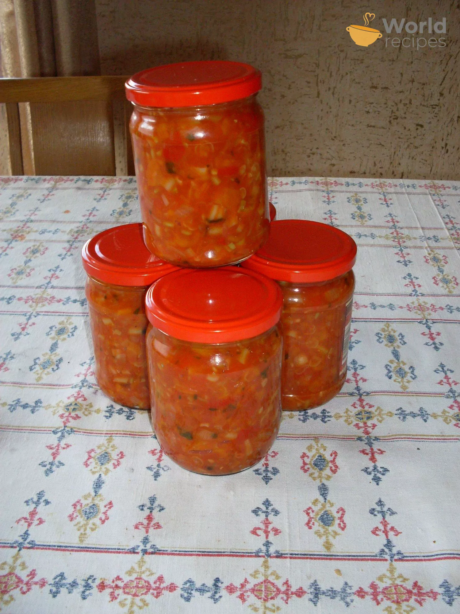 Anytos pomidorų, morkų ir paprikų mišrainė žiemai su svogūnais