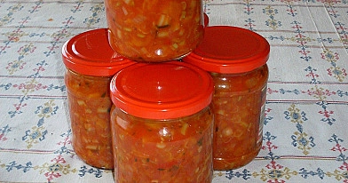 Anytos pomidorų, morkų ir paprikų mišrainė žiemai su svogūnais