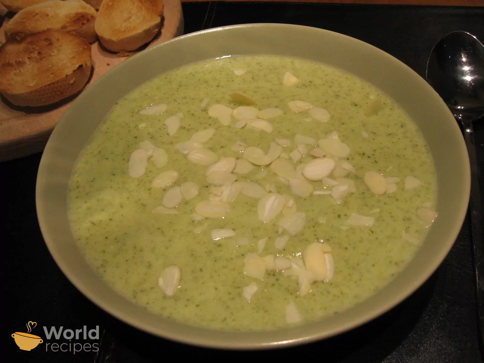 Trinta brokolių sriuba su parmezano sūriu ir migdolais pagal Beatą