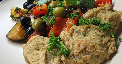 Itališkos karštos salotos su paprikomis, cukinijomis, baklažanais ir alyvuogėmis
