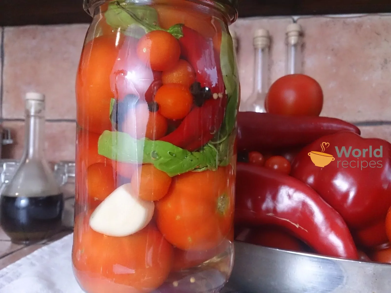 Greitai marinuoti pomidorai su paprika, krapais, česnakais ir lauro lapais žiemai
