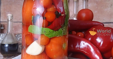 Greitai marinuoti pomidorai su paprika, krapais, česnakais ir lauro lapais žiemai