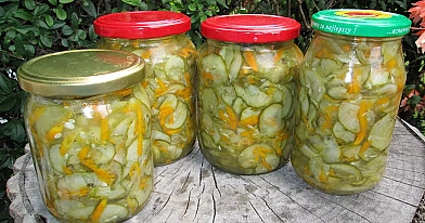 Agurkų salotos - mišrainė žiemai su morkomis ir svogūnais
