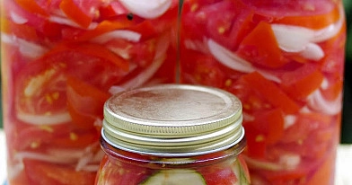 Su želatina marinuoti pomidorai žiemai