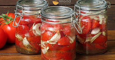 Marinuoti pomidorai skiltelėmis su svogūnais žiemai