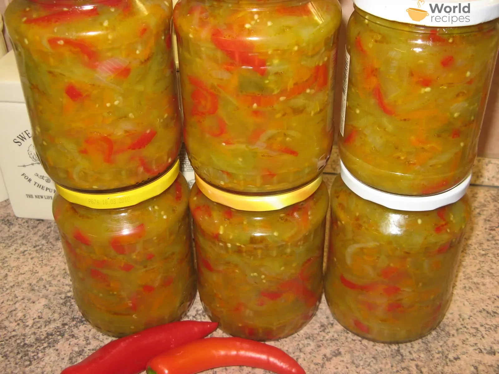 Žalių pomidorų salotos - mišrainė žiemai su paprikomis, morkomis ir svogūnais