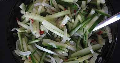 Saldžiarūgštės agurkų salotos su žemės riešutais ir ryžių actu